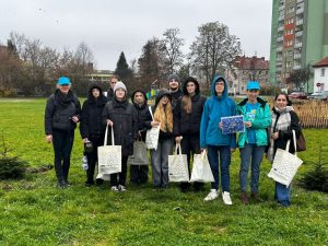 Read more about the article Architekci krajobrazu uczestniczyli w akcji nasadzenia drzew przy tężni na Ostrogu z okazji Dnia „Czystego Powietrza”