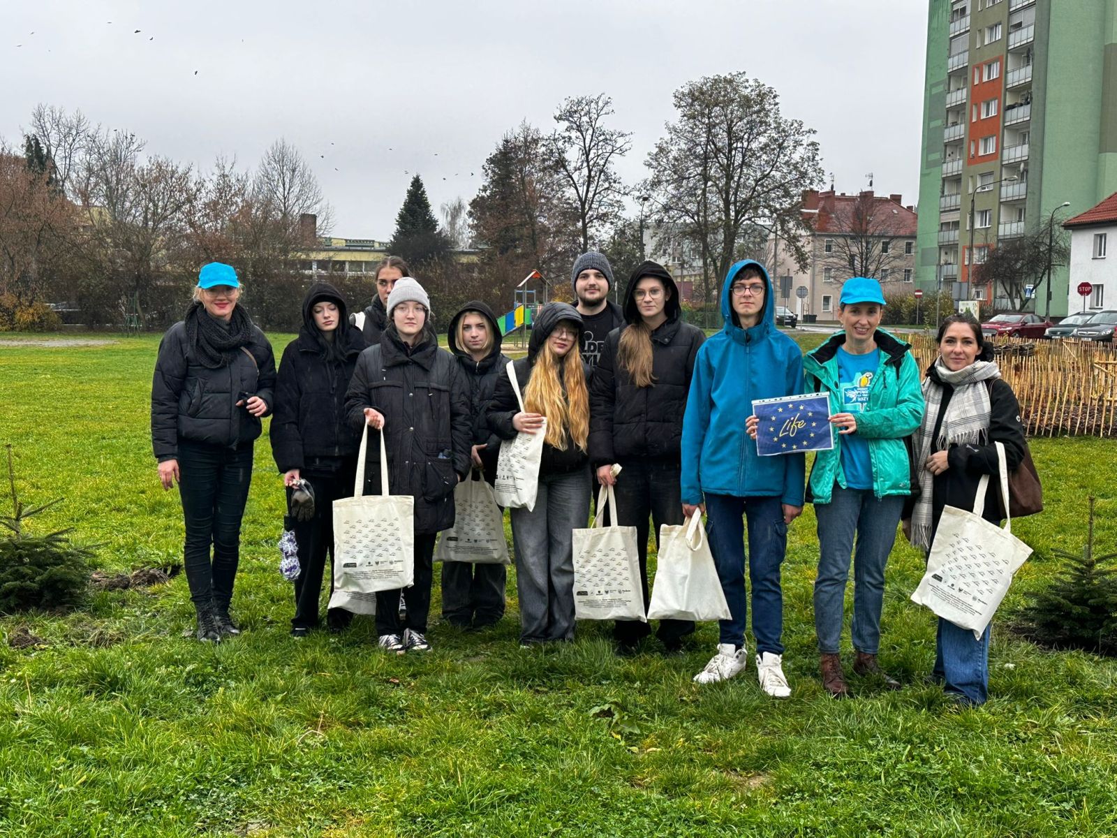 You are currently viewing Architekci krajobrazu uczestniczyli w akcji nasadzenia drzew przy tężni na Ostrogu z okazji Dnia „Czystego Powietrza”